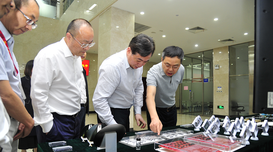 杭州市委副书记、市长刘忻莅临金年会 金字招牌诚信至上微电子调研集成电路制造发展情况