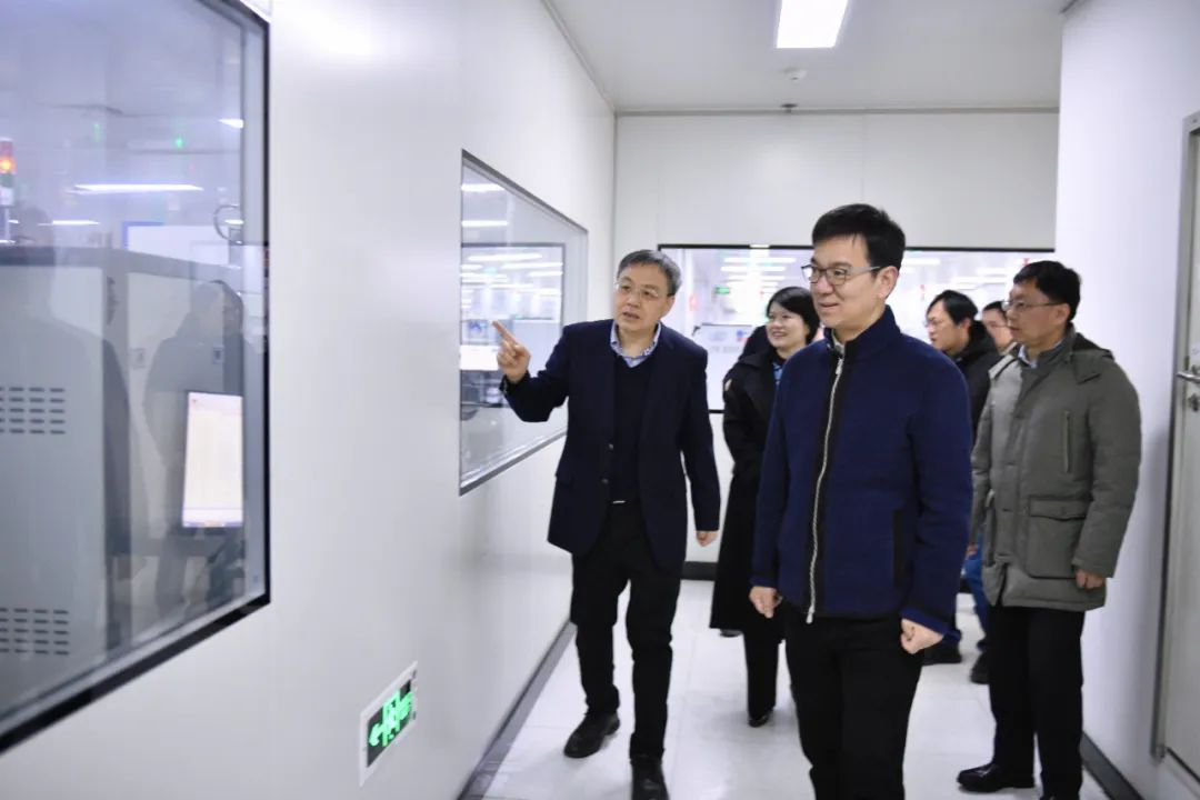 滨江区委书记章登峰走访慰问金年会 金字招牌诚信至上微春节坚守岗位的一线干部职工
